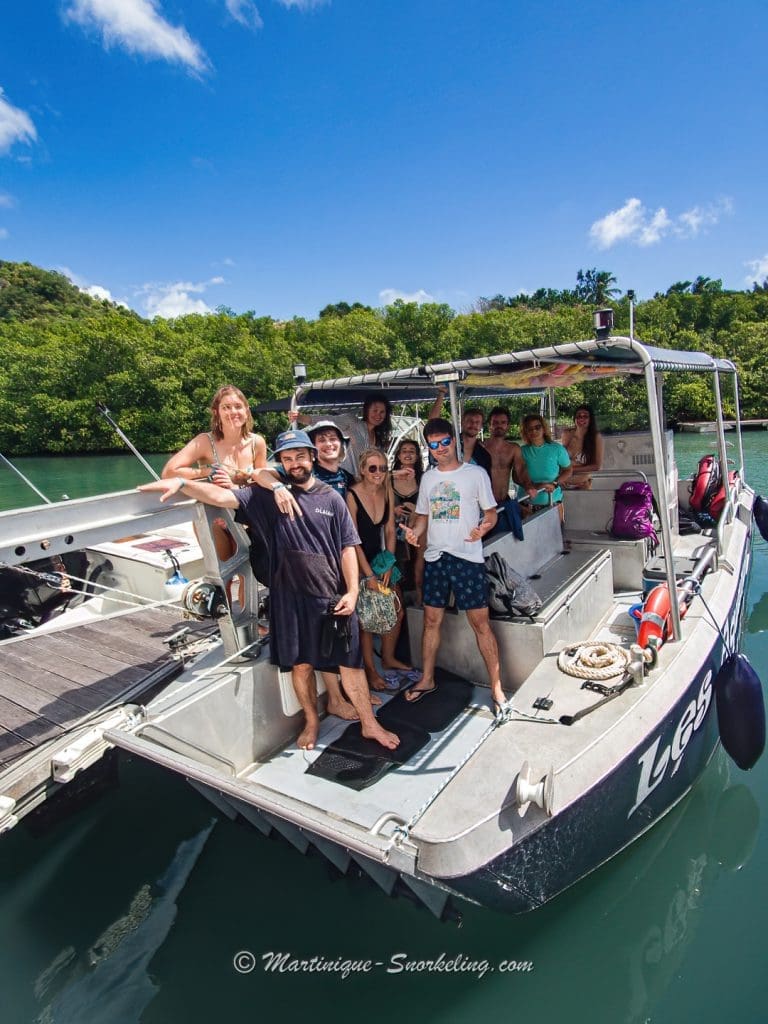 Groupe de personnes à bord du bateau des Aquanautes en Martinique.